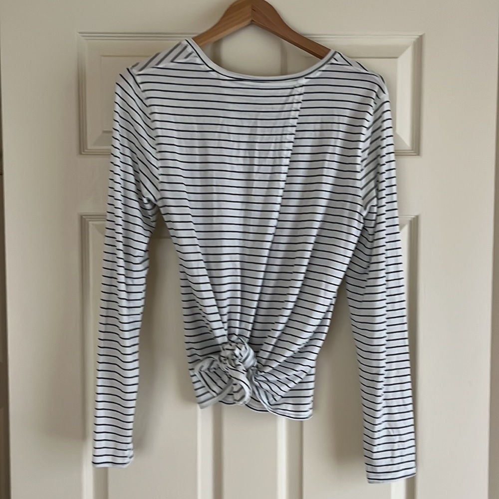 Old Navy active long sleeve back tie M